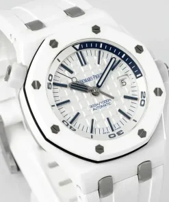 AP Royal Oak Offshore 15707CB white dial clasp detail