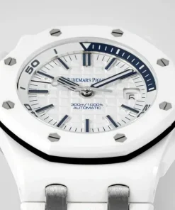 AP Royal Oak Offshore 15707CB white dial bracelet detail