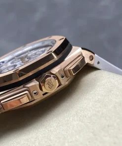 AP Royal Oak Offshore 26408OR white dial crown detail
