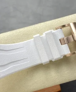 AP Royal Oak Offshore 26408OR white dial lug detail