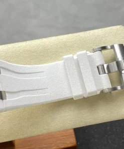 AP Royal Oak Offshore 26402CB silver dial lug detail