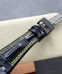 AP Royal Oak Offshore 26176FO yellow dial lug detail