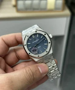 AP Royal Oak 15410BC blue dial crown detail