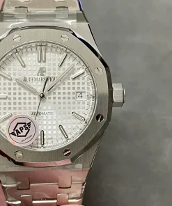 AP Royal Oak 15450ST white dial clasp detail