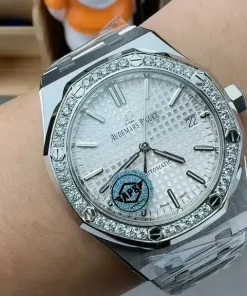 AP Royal Oak 15451ST caseback detail