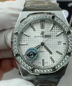AP Royal Oak 15451ST bezel detail