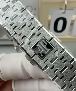 AP Royal Oak 15454BC crown detail