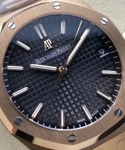 AP Royal Oak 15500OR black dial lug detail