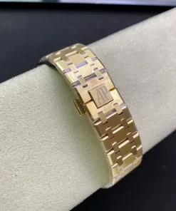 AP Royal Oak 15500OR white dial clasp detail