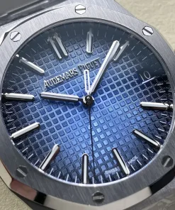 AP Royal Oak 15500ST blue dial clasp detail