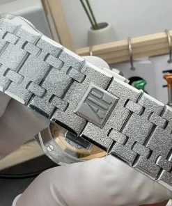 AP Royal Oak 26240BC clasp detail GG