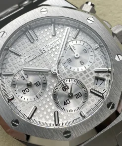 AP Royal Oak 26240ST white dial bracelet detail