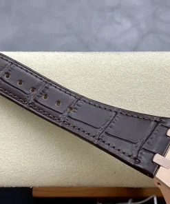 AP Royal Oak 26331OR clasp detail