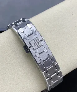 AP Royal Oak 67651IP blue dial clasp detail