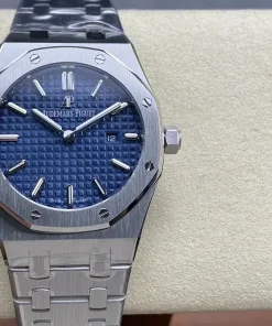AP Royal Oak 67651IP blue dial lug detail