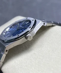 AP Royal Oak 67651IP blue dial crown detail