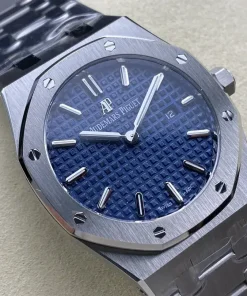 AP Royal Oak 67651IP blue dial dial closeup