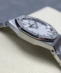 AP Royal Oak 67651ST clasp detail