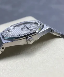 AP Royal Oak 67651ST bezel detail