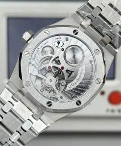 AP Royal Oak 26512ST black dial clasp detail