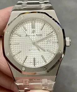 AP Royal Oak 15400ST white dial clasp detail 1220ST 4350