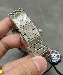 AP Royal Oak 15400ST white dial lug detail 1220ST 4350