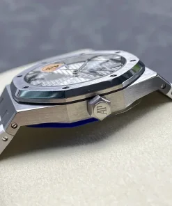 AP Royal Oak 15500ST white dial crown detail